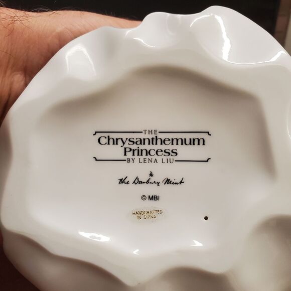 The Chrysanthemum Princess by Lena Liu Porcelain Figurine The Danbury Mint - Picture 6 of 8